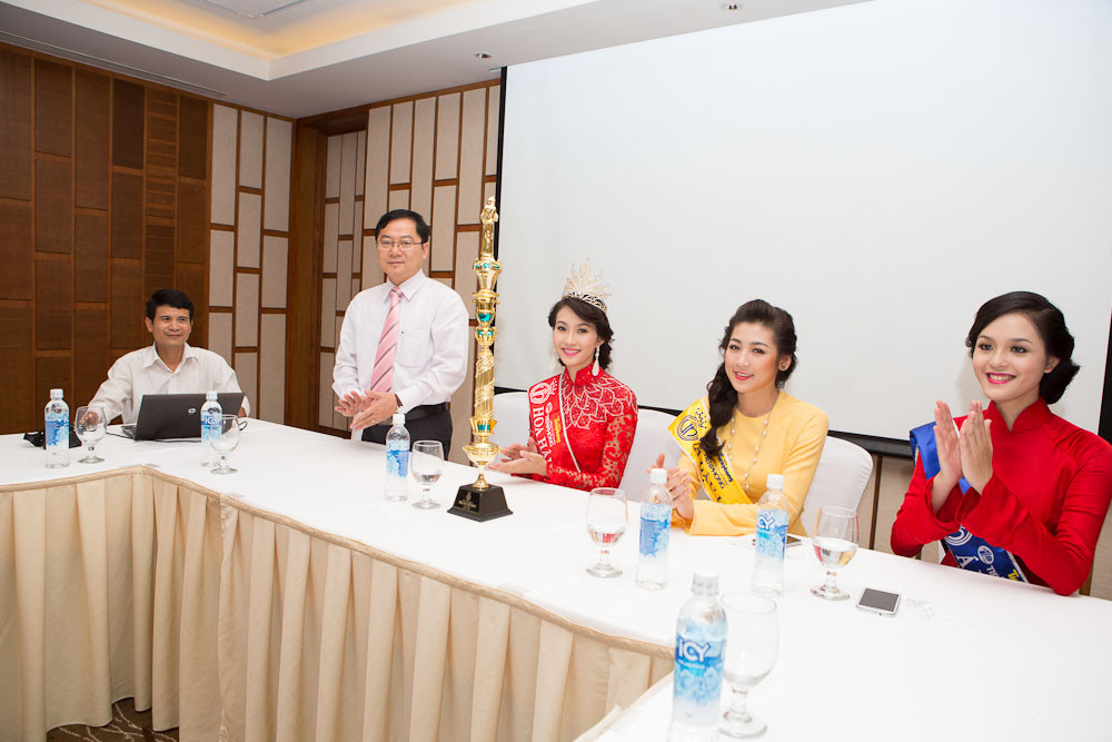 Nhà báo Lê Xuân Sơn phát biểu chúc mừng Hoa hậu, các Á hậu