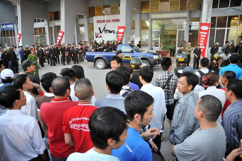 Cổ động viên quá khích Hải Phòng bao vây cửa chính sân Lạch Tray để phản đối tổ trọng tài tuần trước ở trận hòa Bình Dương 2-2. Cổ động viên quá khích Hải Phòng bao vây cửa chính sân Lạch Tray để phản đối tổ trọng tài tuần trước ở trận hòa Bình Dương 2-2