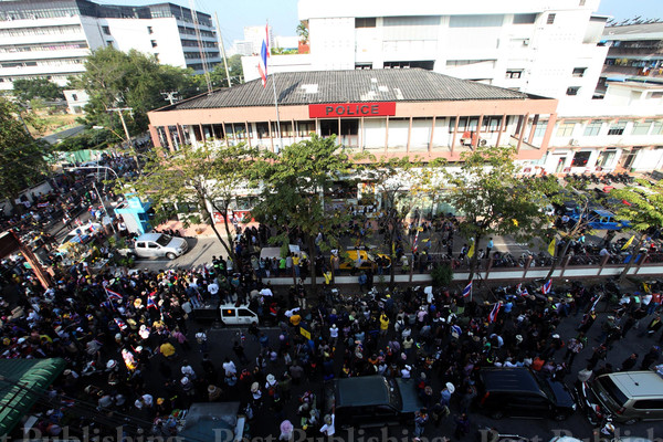 Các ứng cử viên phải đăng kí tại đồn cảnh sát Din Daeng (Ảnh: Bangkokpost)
