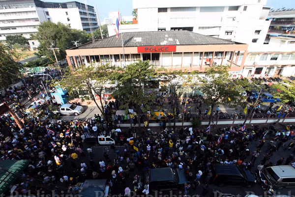 Các ứng cử viên phải đăng kí tại đồn cảnh sát Din Daeng (Ảnh: Bangkokpost)