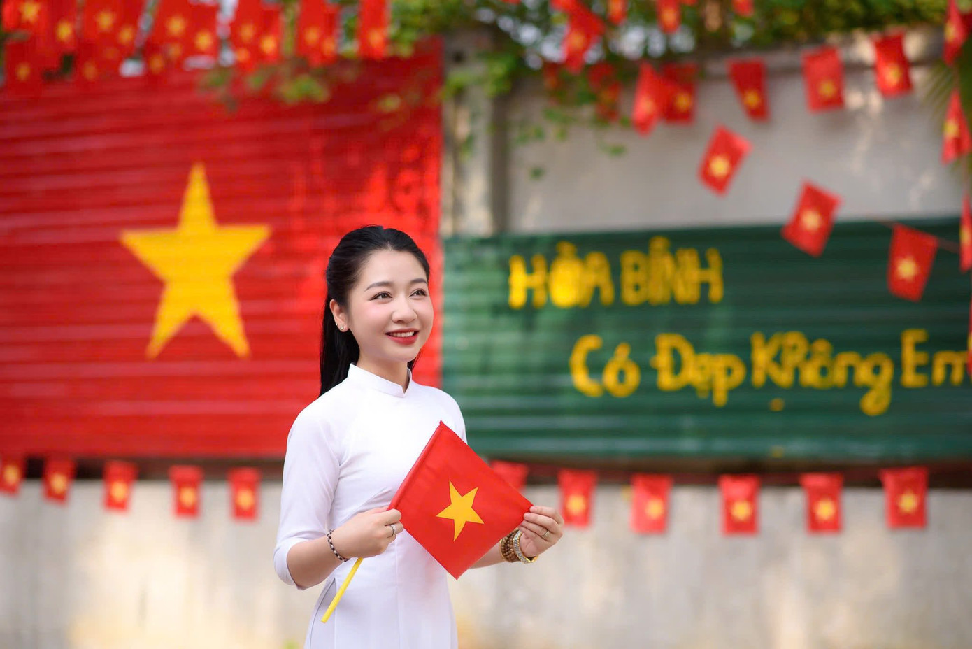 Góc rực sắc màu cờ Tổ quốc tại tiểu khu 4, Phù Yên (Sơn La) thu hút nhiều bạn trẻ đến chụp ảnh. Ảnh: FBTĐ