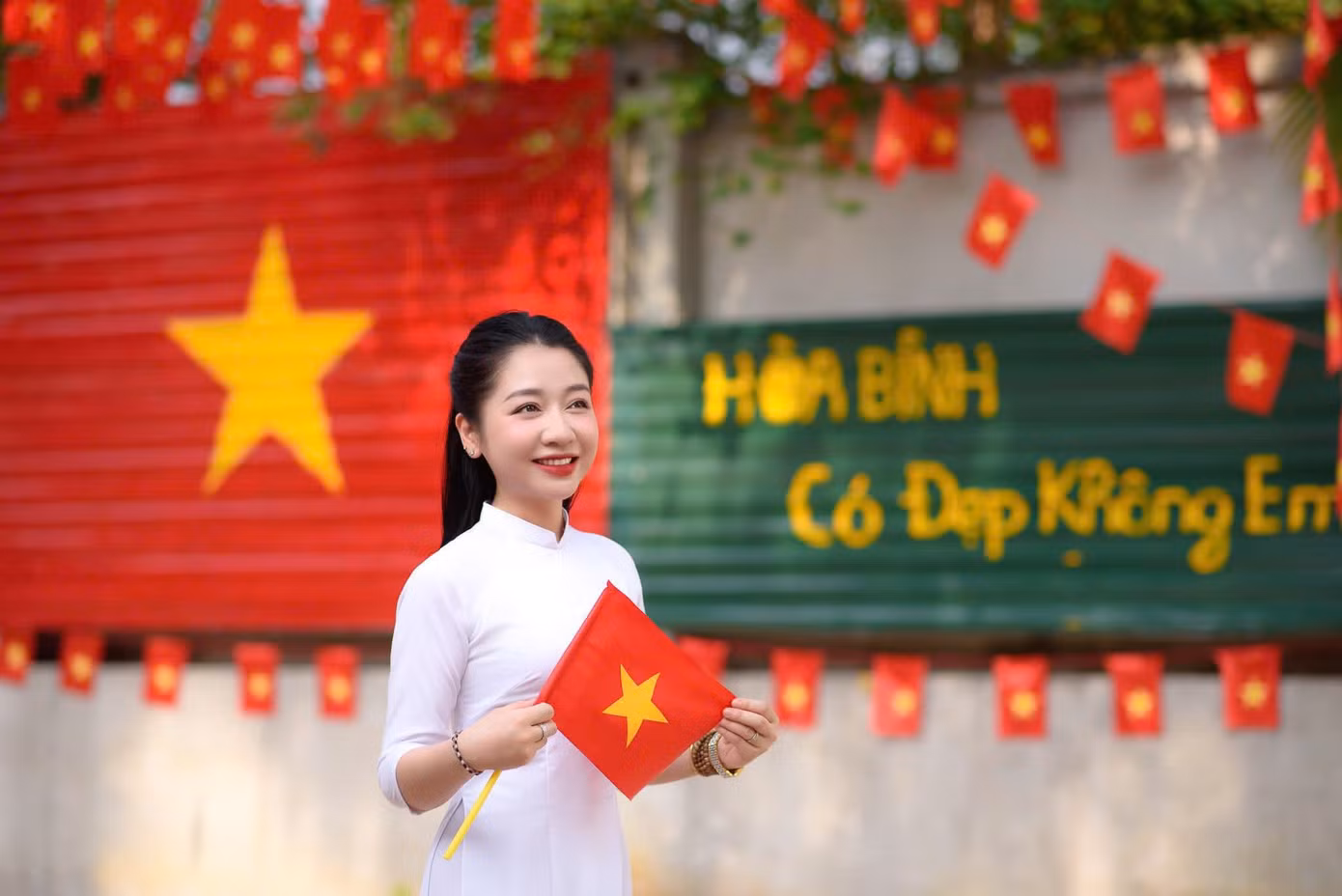 Góc rực sắc màu cờ Tổ quốc tại tiểu khu 4, Phù Yên (Sơn La) thu hút nhiều bạn trẻ đến chụp ảnh. Ảnh: FBTĐ