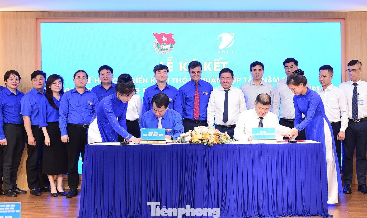 Bí thư thứ nhất T.Ư Đoàn Bùi Quang Huy và Tổng Giám đốc VNPT Huỳnh Quang Liêm, cùng các đại biểu chứng kiến lễ ký kết thoả thuận hợp tác năm 2025. Ảnh: Xuân Tùng Bí thư thứ nhất T.Ư Đoàn Bùi Quang Huy và Tổng Giám đốc VNPT Huỳnh Quang Liêm, cùng các đại biểu chứng kiến lễ ký kết thoả thuận hợp tác năm 2025. Ảnh: Xuân Tùng