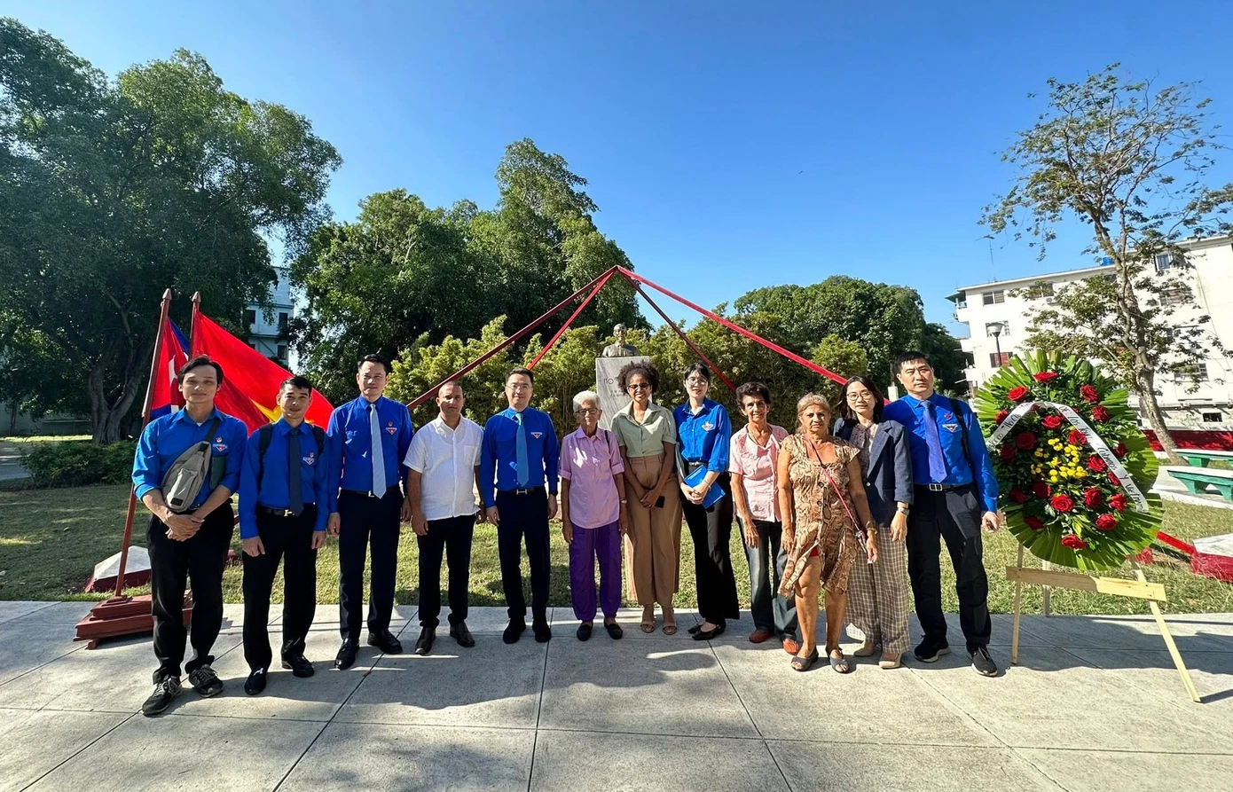 Đoàn đại biểu T.Ư Đoàn TNCS Hồ Chí Minh dâng hoa tại tượng đài Chủ tịch Hồ Chí Minh. Ảnh: T.Ư Đoàn. Đoàn đại biểu T.Ư Đoàn TNCS Hồ Chí Minh dâng hoa tại tượng đài Chủ tịch Hồ Chí Minh. Ảnh: T.Ư Đoàn.
