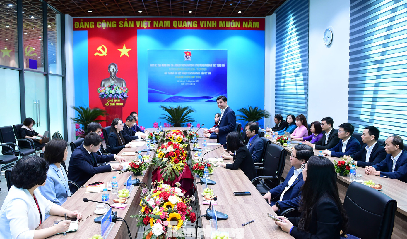 Trong khuôn khổ Gặp gỡ hữu nghị thanh niên Việt Nam – Trung Quốc lần thứ 24 năm 2025, chiều 13/4, đoàn đại biểu cấp cao T.Ư Đoàn TNCS Trung Quốc do anh A Đông – Bí thư thứ nhất Ban Bí thư T.Ư Đoàn TNCS Trung Quốc dẫn đầu, thăm và làm việc với Học viện Thanh Thiếu niên Việt Nam. Dự chương trình có anh Bùi Quang Huy – Bí thư thứ nhất T.Ư Đoàn TNCS Hồ Chí Minh. Ảnh: Xuân Tùng