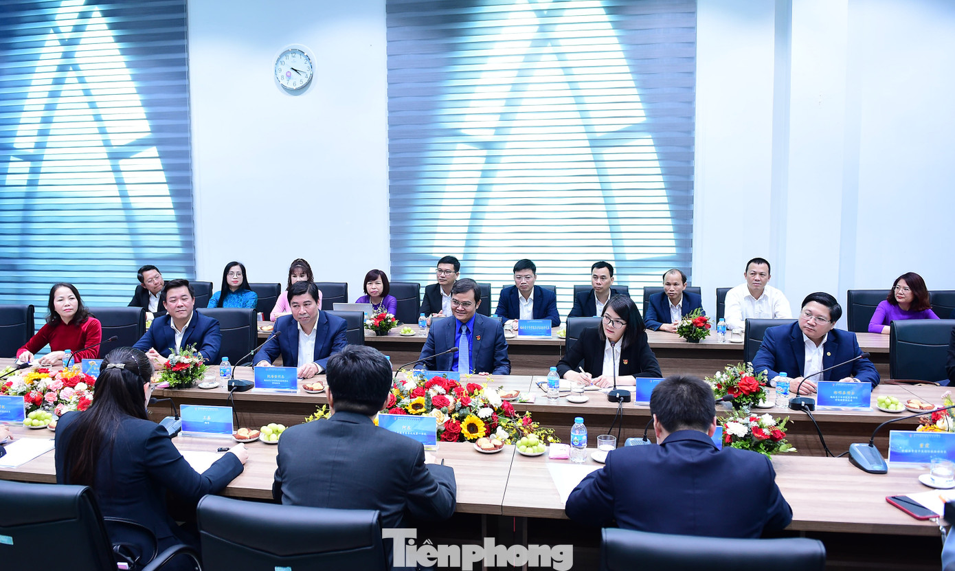 Về phía Học viện Thanh thiếu niên Việt Nam có TS. Trịnh Minh Thái – Chủ tịch Hội đồng, Bí thư Đảng uỷ Học viện; TS. Nguyễn Hải Đăng – Phó Bí thư Đảng ủy, Giám đốc Học viện; TS. Hoàng Minh Tuấn – Phó Giám đốc thường trực Học viện; TS. Trần Thị Tuyết Nhung – Phó Giám đốc Học viện; cùng lãnh đạo phụ trách các đơn vị thuộc Học viện. Ảnh: Xuân Tùng