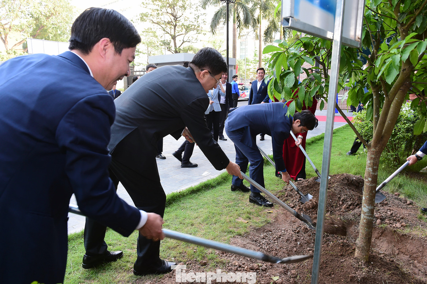 Dịp này, anh Bùi Quang Huy - Bí thư thứ nhất T.Ư Đoàn TNCS Hồ Chí Minh và anh A Đông - Bí thư thứ nhất Ban Bí thư T.Ư Đoàn TNCS Trung Quốc trồng "Cây hữu nghị Thanh niên Việt - Trung" tại khuôn viên Học viện Thanh thiếu niên Việt Nam.