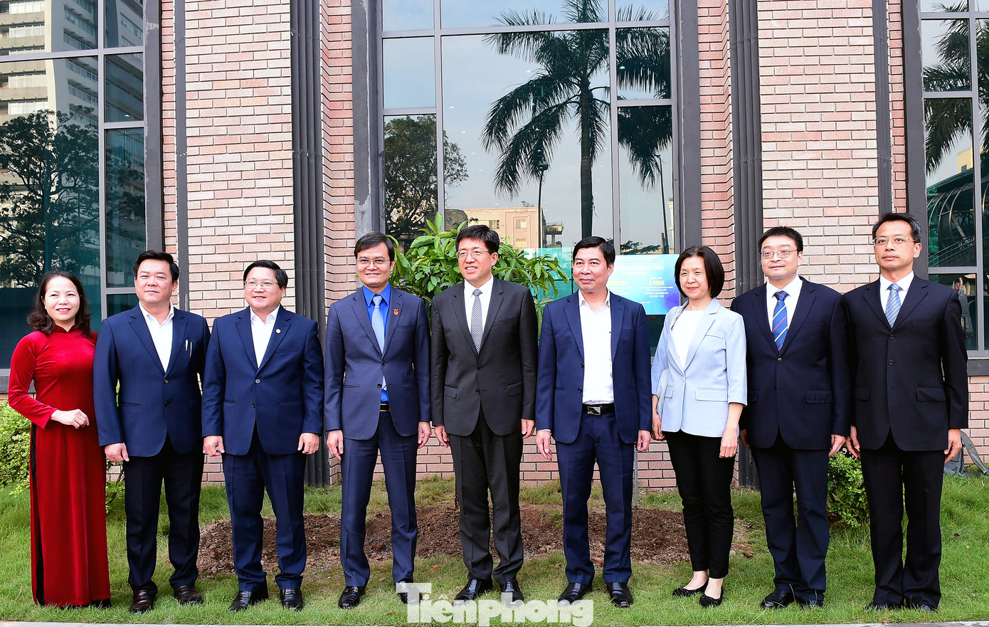 Lãnh đạo T.Ư Đoàn hai nước và Học viện chụp ảnh bên cây hữu nghị thanh niên Việt - Trung. Ảnh: Xuân Tùng