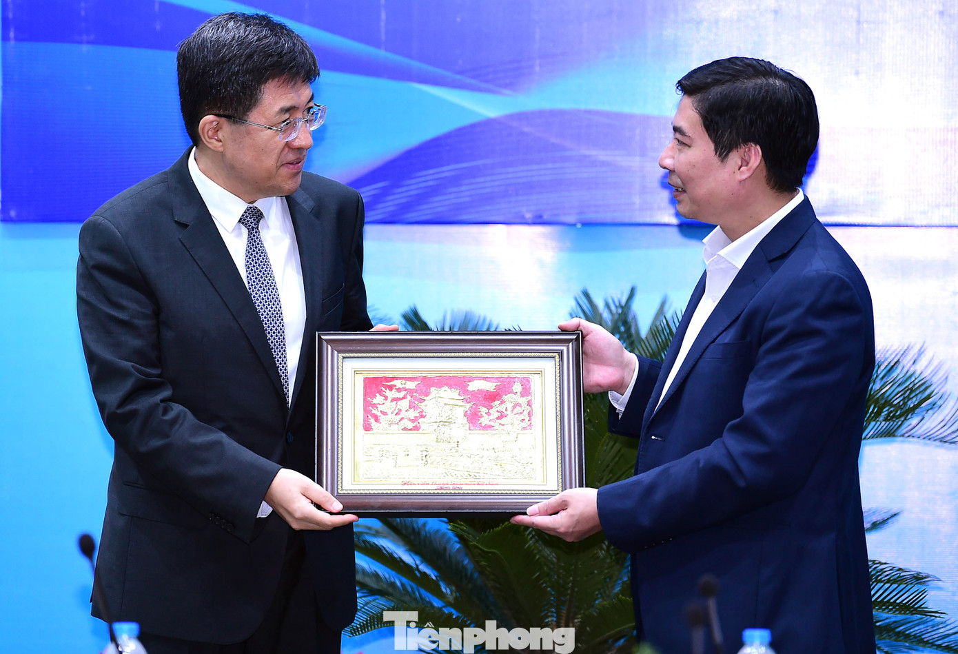 Trao đổi tại buổi làm việc, hai bên đã bày tỏ mong muốn và thống nhất tăng cường giao lưu, hợp tác giữa Học viện Thanh thiếu niên Việt Nam và Học viện Chính trị Thanh niên Trung Quốc trong công tác nghiên cứu lý luận, bồi dưỡng cán bộ, cũng như trao đổi kinh nghiệm đào tạo sinh viên đại học và sau đại học… Trong ảnh, TS. Nguyễn Hải Đăng tặng quà lưu niệm tới Bí thư thứ nhất Ban Bí thư T.Ư Đoàn TNCS Trung Quốc. Ảnh: Xuân Tùng