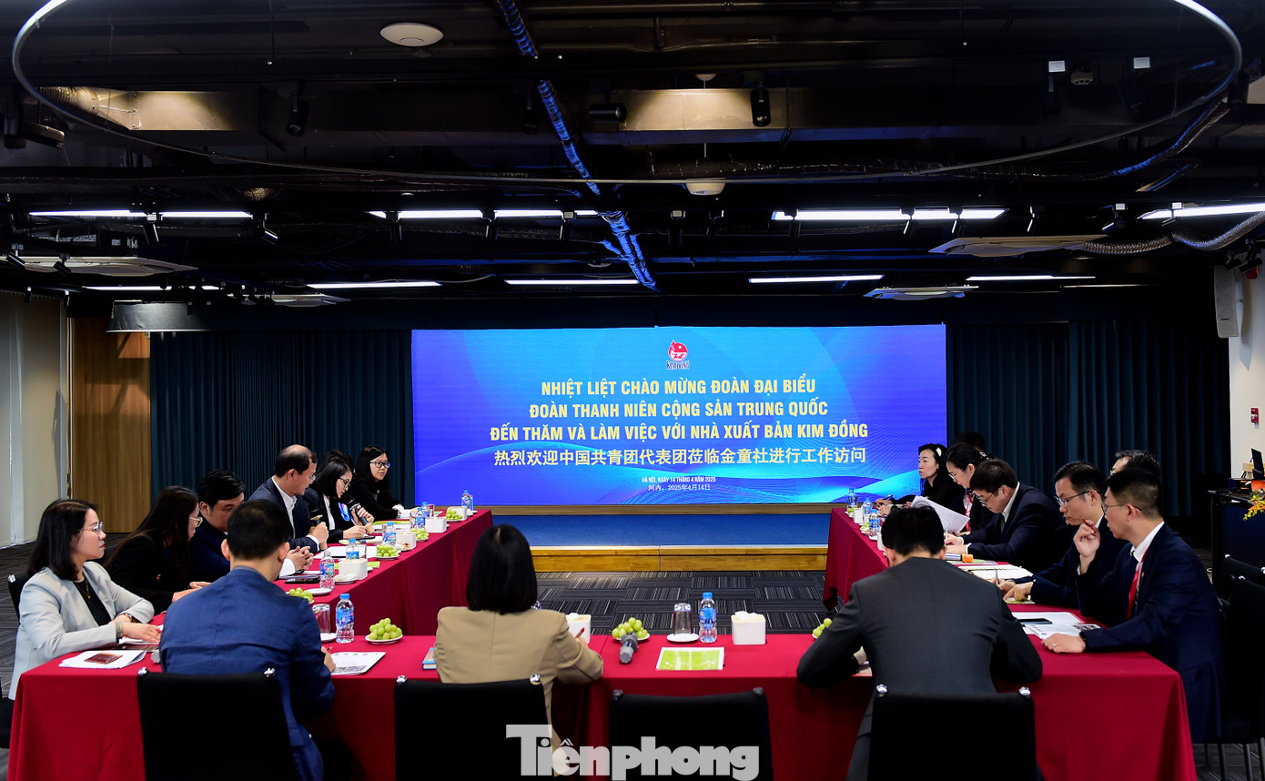 Trong khuôn khổ Gặp gỡ hữu nghị thanh niên Việt Nam – Trung Quốc lần thứ 24 năm 2025, chiều 14/4, tại Hà Nội, đoàn đại biểu T.Ư Đoàn TNCS Trung Quốc thăm và làm việc với Nhà xuất bản Kim Đồng. Cùng dự buổi làm việc có anh Nguyễn Thái An – Ủy viên Ban Thường vụ, Trưởng Ban Tuyên giáo T.Ư Đoàn TNCS Hồ Chí Minh.