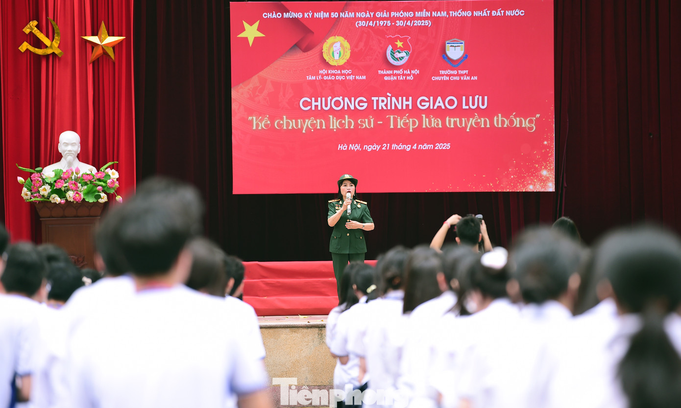 Cùng với các cựu chiến binh, cựu thanh niên xung phong, học sinh và giáo viên trường THPT Chu Văn An đã tái hiện khí thế hào hùng “xẻ dọc Trường Sơn đi cứu nước”, “xếp bút nghiên lên đường”… qua những tiết mục văn nghệ, như: "Cô gái mở đường", "Tổ quốc gọi tên mình", "Tiến về Sài Gòn".