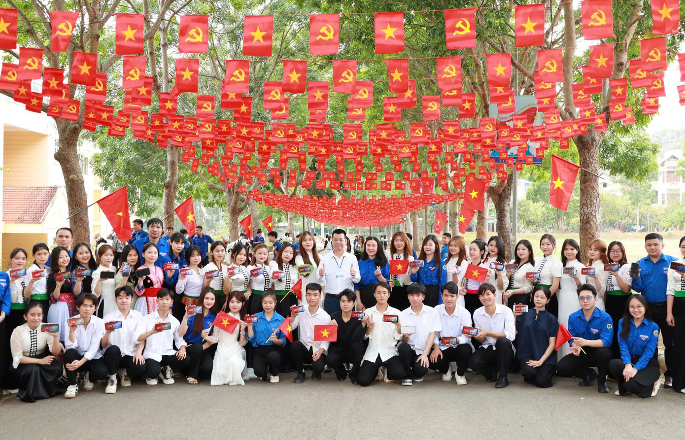 Đường cờ Tổ quốc tại trường ĐH Tây Bắc. Ảnh: NVCC