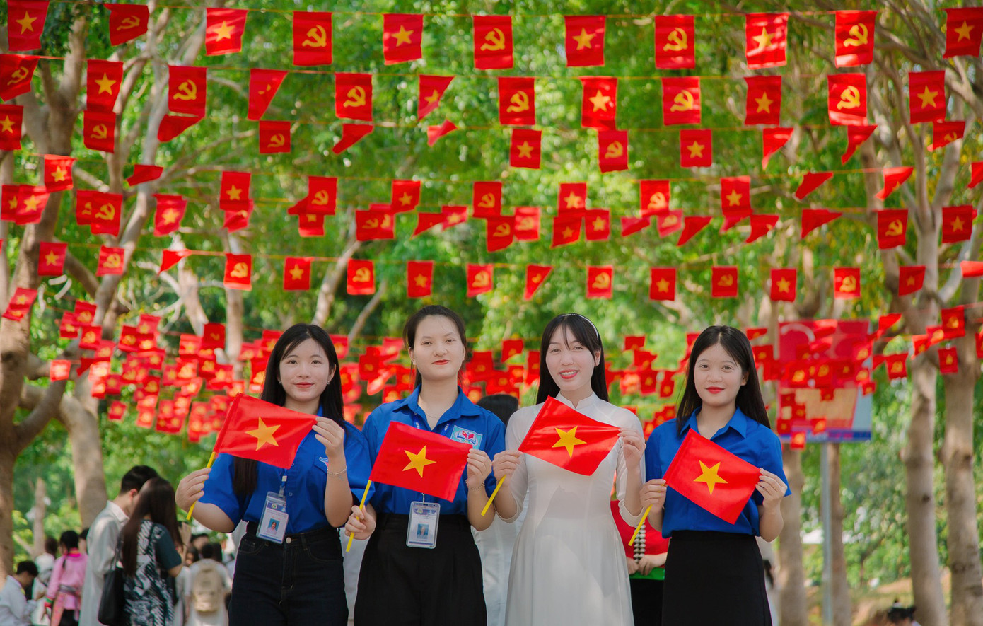 Đường cờ Tổ quốc tại trường ĐH Tây Bắc. Ảnh: NVCC