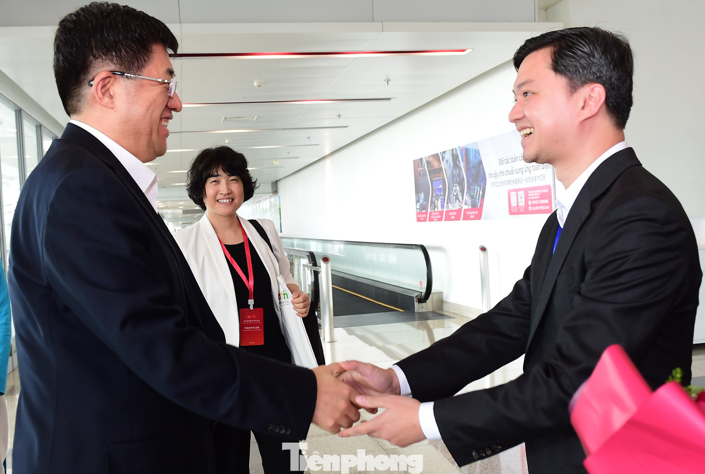 Bí thư T.Ư Đoàn TNCS Hồ Chí Minh Nguyễn Minh Triết đón Bí thư thứ nhất Ban Bí thư T.Ư Đoàn TNCS Trung Quốc A Đông và đoàn đại biểu cấp cao T.Ư Đoàn TNCS Trung Quốc tại sân bay Nội Bài. Ảnh: Xuân Tùng Bí thư T.Ư Đoàn TNCS Hồ Chí Minh Nguyễn Minh Triết đón Bí thư thứ nhất Ban Bí thư T.Ư Đoàn TNCS Trung Quốc A Đông và đoàn đại biểu cấp cao T.Ư Đoàn TNCS Trung Quốc tại sân bay Nội Bài. Ảnh: Xuân Tùng