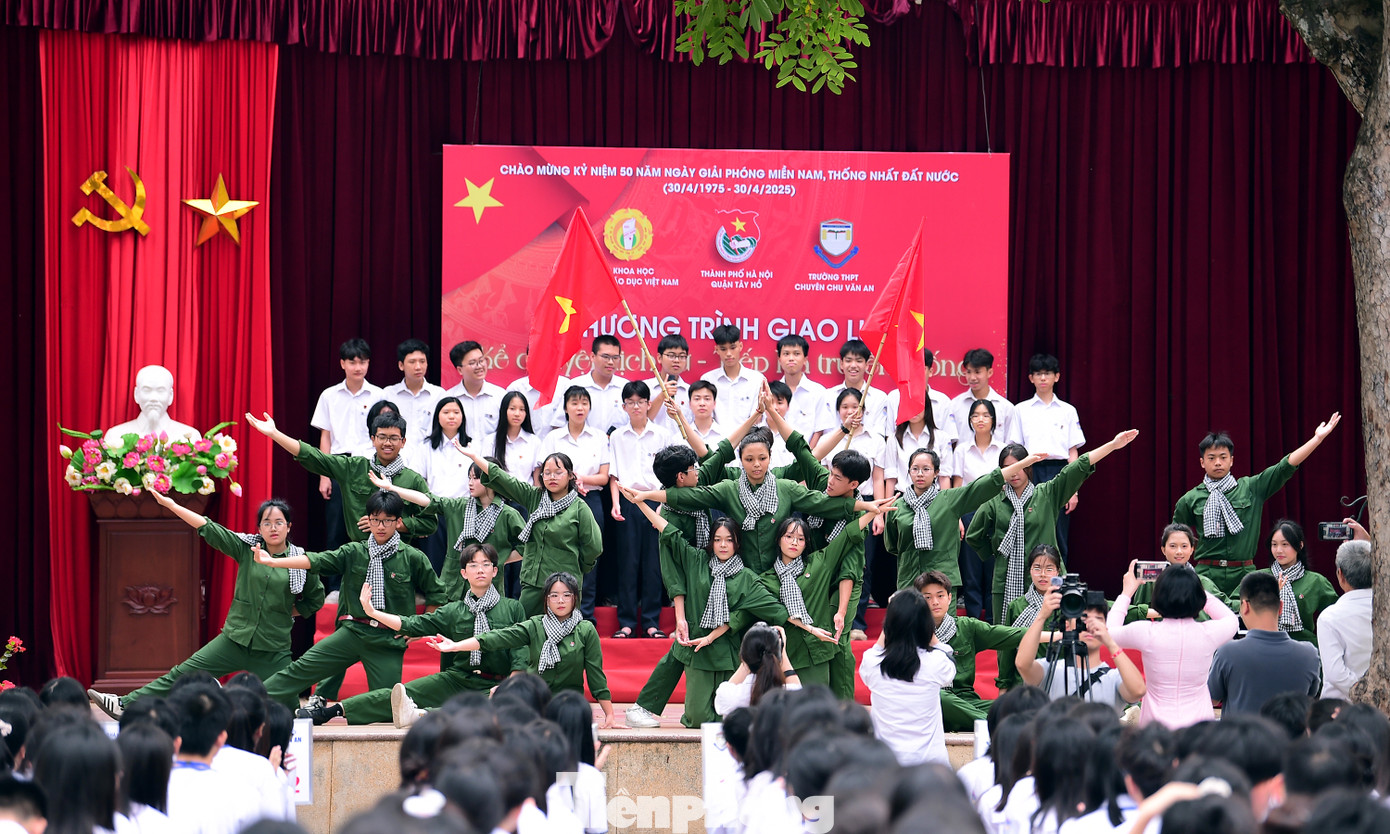 Cùng với các cựu chiến binh, cựu thanh niên xung phong, học sinh và giáo viên trường THPT Chu Văn An đã tái hiện khí thế hào hùng “xẻ dọc Trường Sơn đi cứu nước”, “xếp bút nghiên lên đường”… qua những tiết mục văn nghệ, như: "Cô gái mở đường", "Tổ quốc gọi tên mình", "Tiến về Sài Gòn".