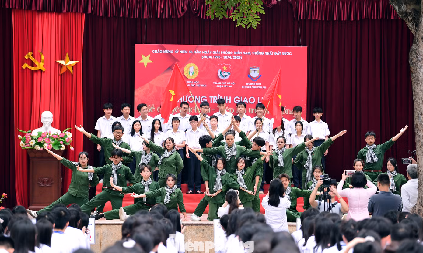 Cùng với các cựu chiến binh, cựu thanh niên xung phong, học sinh và giáo viên trường THPT Chu Văn An đã tái hiện khí thế hào hùng “xẻ dọc Trường Sơn đi cứu nước”, “xếp bút nghiên lên đường”… qua những tiết mục văn nghệ, như: "Cô gái mở đường", "Tổ quốc gọi tên mình", "Tiến về Sài Gòn".
