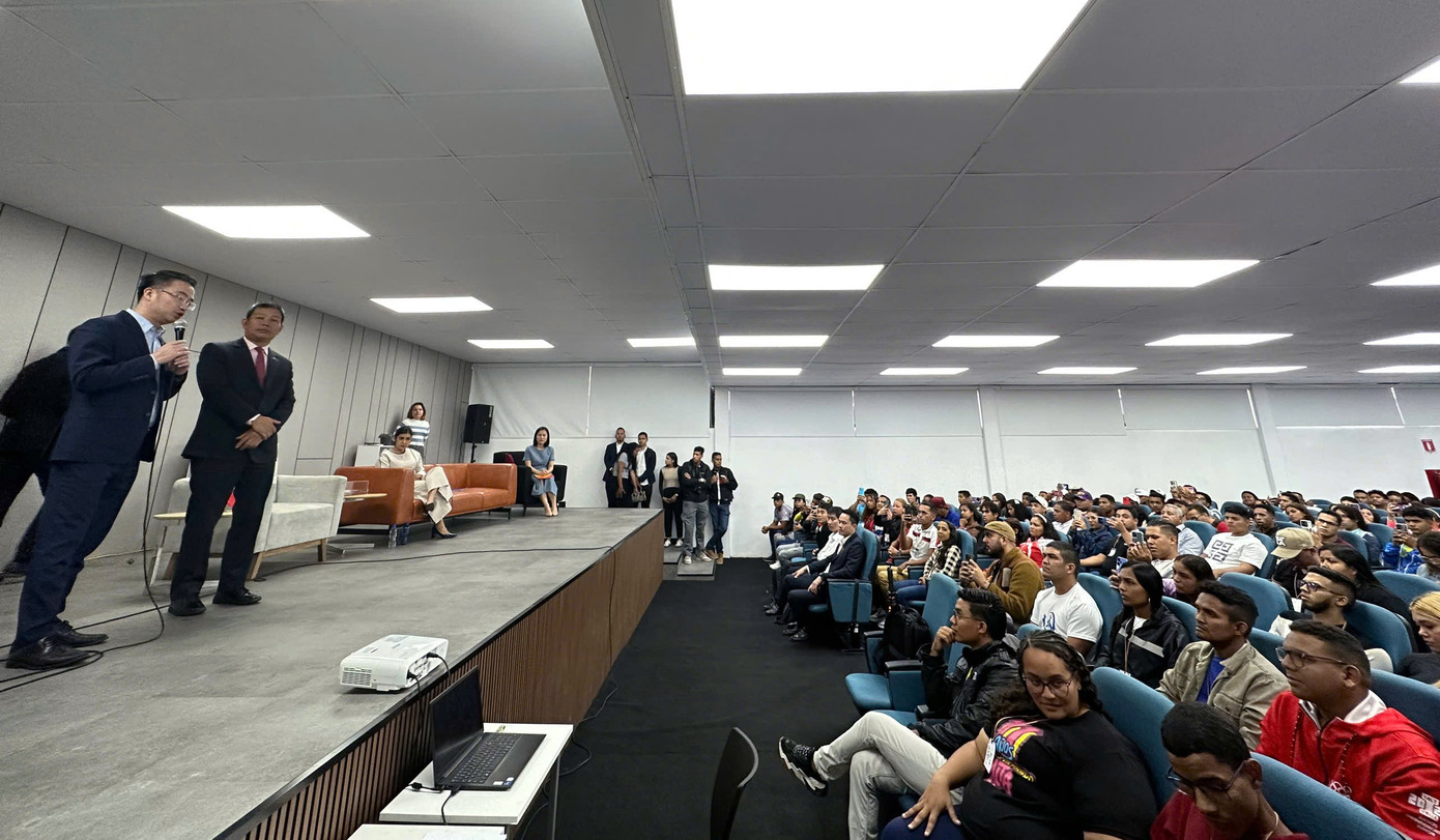 Đoàn đại biểu T.Ư Đoàn TNCS Hồ Chí Minh đã tham gia buổi gặp mặt 100 thanh niên quốc tế tại Trường Đào tạo cán bộ lãnh đạo thanh niên của Đảng XHCN Thống nhất Venezuela. Ảnh: BTC Đoàn đại biểu T.Ư Đoàn TNCS Hồ Chí Minh đã tham gia buổi gặp mặt 100 thanh niên quốc tế tại Trường Đào tạo cán bộ lãnh đạo thanh niên của Đảng XHCN Thống nhất Venezuela. Ảnh: BTC