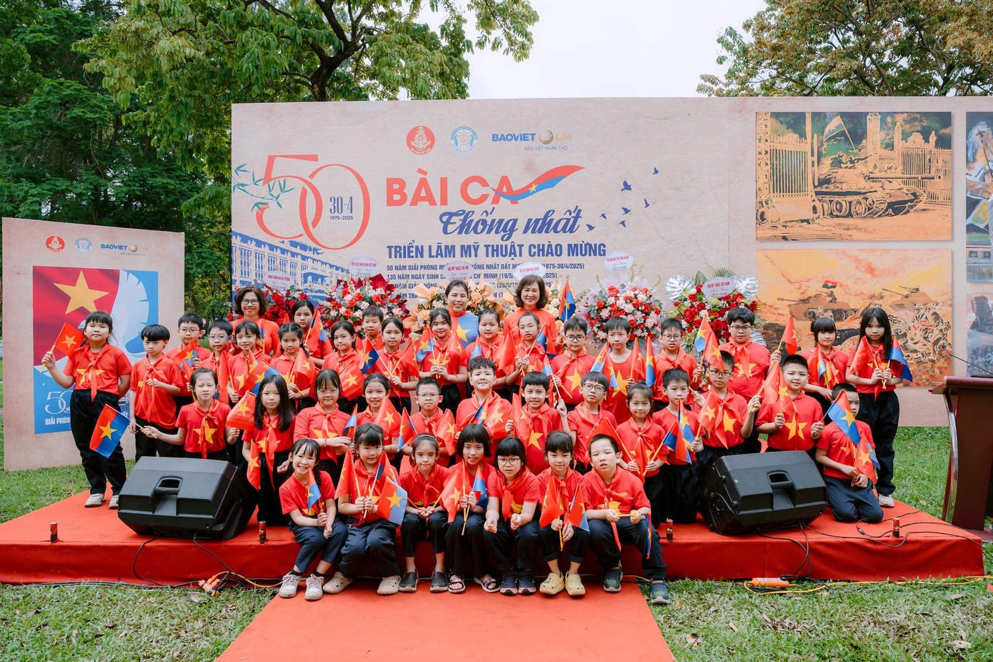 Bên cạnh đó, còn có các hoạt động ngoại khóa đã được một số trường tổ chức trong dịp này. Trong ảnh, học sinh trường Tiểu học Chu Văn An A (phường Thuỵ Khuê, quận Tây Hồ) đã có một buổi sáng thật ý nghĩa khi tham dự triển lãm mỹ thuật với chủ đề &quot;Bài ca thống nhất&quot;.