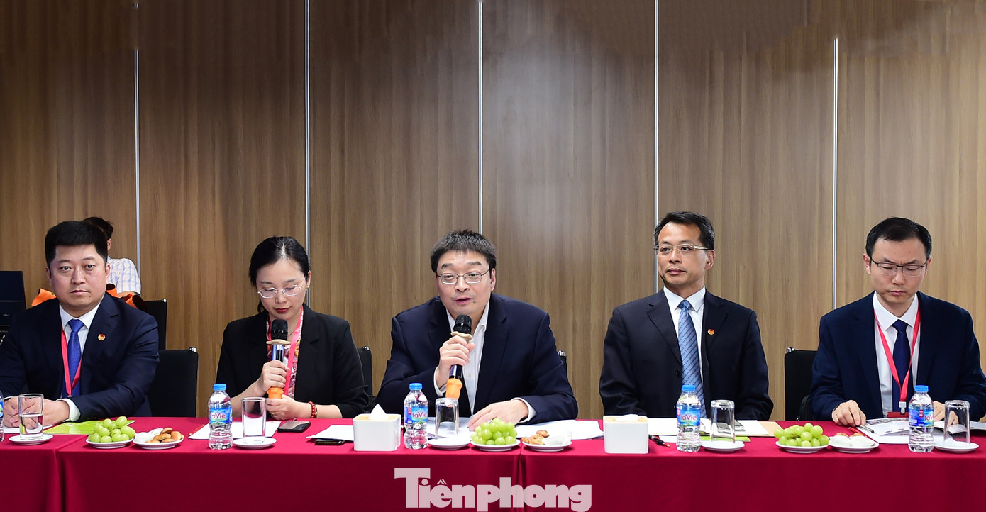 Đoàn đại biểu T.Ư Đoàn TNCS Trung Quốc có anh Hồng Lượng - Trưởng Ban Tuyên giáo T.Ư Đoàn TNCS Trung Quốc dẫn đầu; đại diện tỉnh thành Đoàn và báo Thanh niên Trung Quốc.