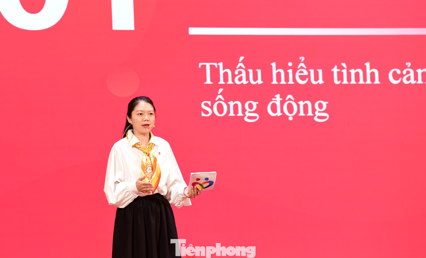 Chị Hoàng Trần Thần trình bày tham luận tại diễn đàn. Ảnh: Xuân Tùng Chị Hoàng Trần Thần trình bày tham luận tại diễn đàn. Ảnh: Xuân Tùng