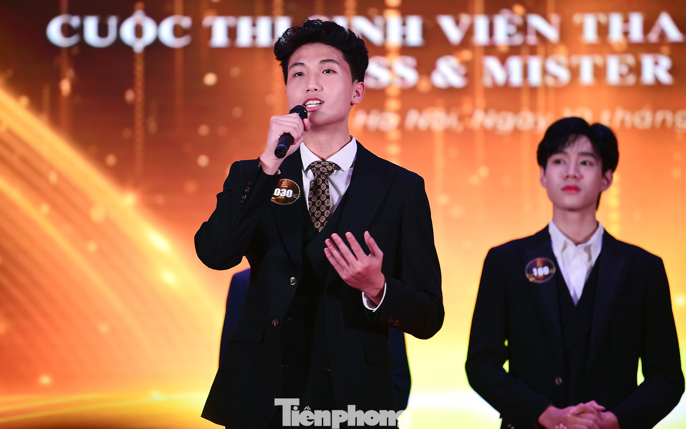 Là thí sinh đầu tiên thi ứng xử, Lê Gia Bảo (SBD 030) nhận được câu hỏi từ giám khảo: Trong thời đại mạng xã hội có sức ảnh hưởng mạnh mẽ, sinh viên nên tận dụng hay hạn chế sử dụng mạng xã hội để phát triển bản thân mình. Cậu bày tỏ: Mạng xã hội là bước tiến của nhân loại đã giúp con người gần gũi nhau hơn, tiếp cận nhiều thông tin hơn. Tuy nhiên việc sử dụng mạng xã hội quá đà khiến nó trở thành con dao hai lưỡi, mặt tốt là giúp chúng ta tiếp cận với nhau gần hơn, còn mặt trái là khiến nhiều người nghiện Internet, hạn chế việc tiếp xúc, liên hệ với nhau ở ngoài đời thực. Ảnh: Xuân Tùng