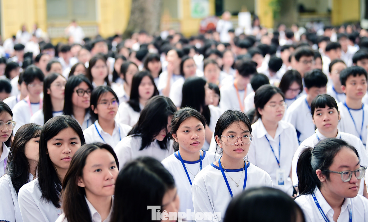 Bạn Phạm Đức Duy (lớp 12A1) - Phó Bí thư Đoàn trường, đảng viên trẻ cho biết, từ nhỏ đã yêu thích lịch sử qua những câu chuyện kể của ông bà, bố mẹ, sách vở… Nhất là những hoạt động ngoại khóa, giao lưu tiếp lửa giúp cậu được tiếp xúc, cảm nhận cảm xúc của những nhân chứng. Đây trở thành động lực để cậu theo học và yêu hơn môn Lịch sử. “Lịch sử là những bài học, kiến thức không chỉ để thuộc lòng mà để hiểu hơn về quê hương đất nước, trân trọng hơn những gì đang có và tri ân sự hy sinh của thế hệ ông cha”.