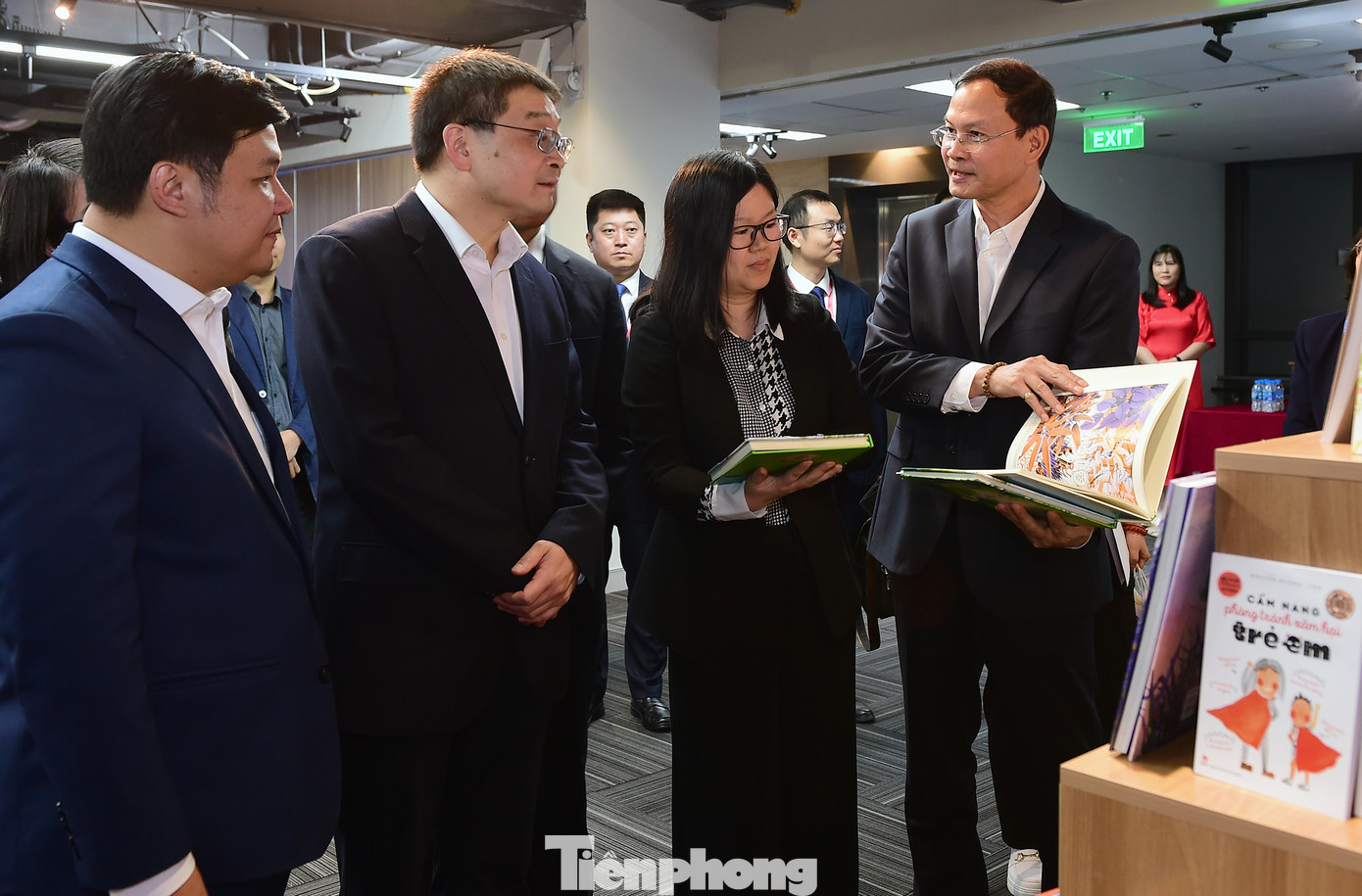 Cùng với việc trao đổi, chia sẻ thông tin, đoàn đại biểu T.Ư Đoàn TNCS Trung Quốc đã tham quan và được giới thiệu một số ấn phẩm tiêu biểu gắn với quá trình phát triển của nhà xuất bản mang tên người anh hùng Kim Đồng (bí danh của Nông Văn Dền - một thiếu niên người dân tộc Nùng, ở xóm Nà Mạ, xã Trường Hà, huyện Hà Quảng, tỉnh Cao Bằng). Trong ảnh, anh Bùi Tuấn Nghĩa giới thiệu cho đoàn.