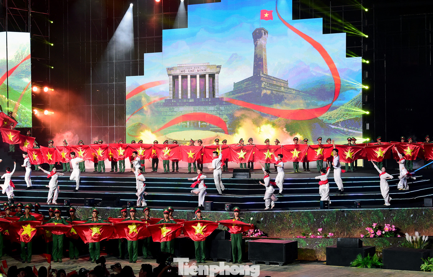 “Hẹn ước Bắc – Nam” là một hành trình trở về lịch sử, về những lời hẹn ước đã được viết nên bằng máu, nước mắt và lòng kiên trung của hàng triệu người con đất Việt. Chương trình tái hiện những lời hẹn ấy qua ngôn ngữ chính luận – nghệ thuật, kết hợp giữa tư liệu lịch sử, phóng sự chuyên đề, hoạt cảnh, âm nhạc và công nghệ trình diễn hiện đại.