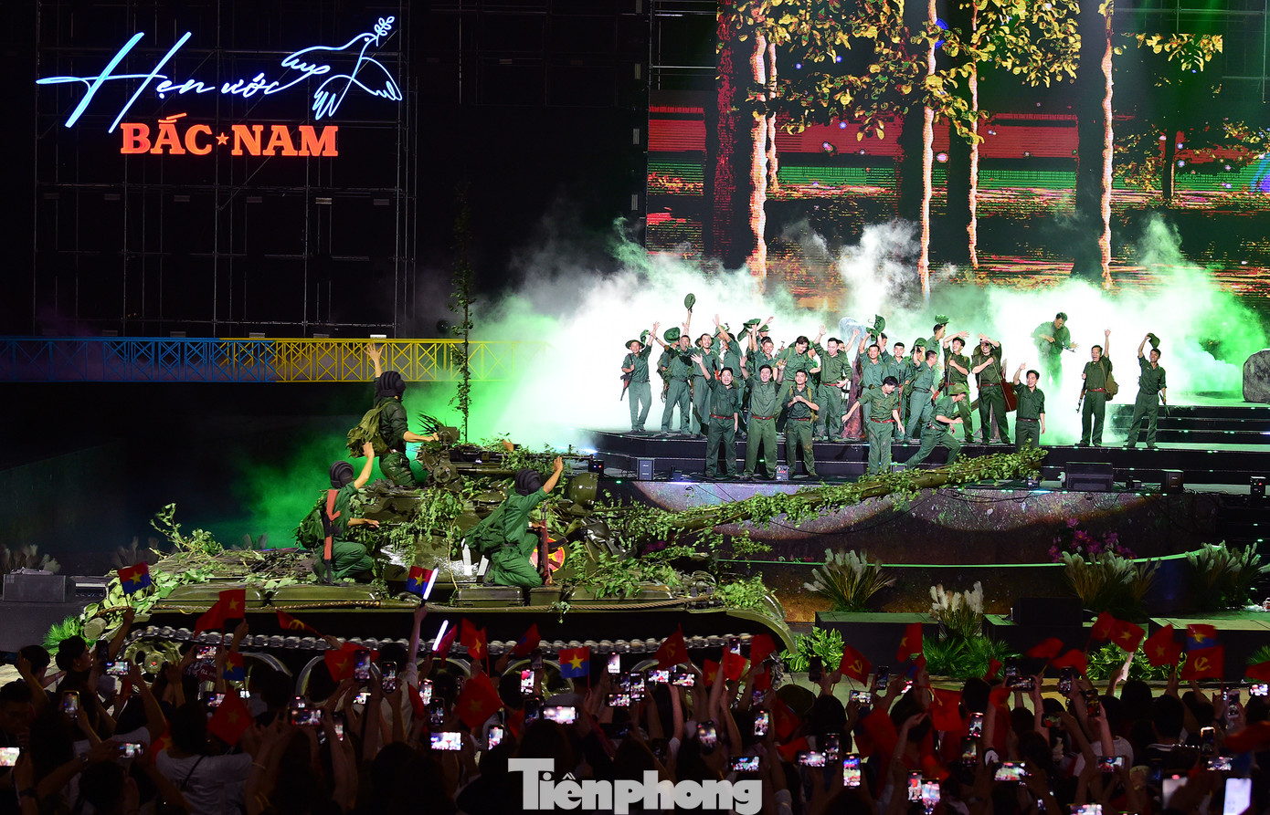 Chương trình đã tái hiện những hình ảnh đẹp, oai hùng như những trận đánh lịch sử, những đoàn quân hành quân qua sông, bối cảnh đường Trường Sơn huyền thoại, những đoàn xe tăng thần tốc tiến vào Dinh Độc Lập, những con thuyền rẽ sóng trên dòng Bến Hải lịch sử, khung cảnh hân hoan ngày non sông thống nhất... Khán giả được chứng kiến hình ảnh xe tăng, thuyền chèo tay, ô tô Zin chở quân, cùng hình tượng cánh cổng hòa bình mở ra tương lai – tất cả tạo nên một bức tranh sống động về chặng đường 50 năm qua của dân tộc