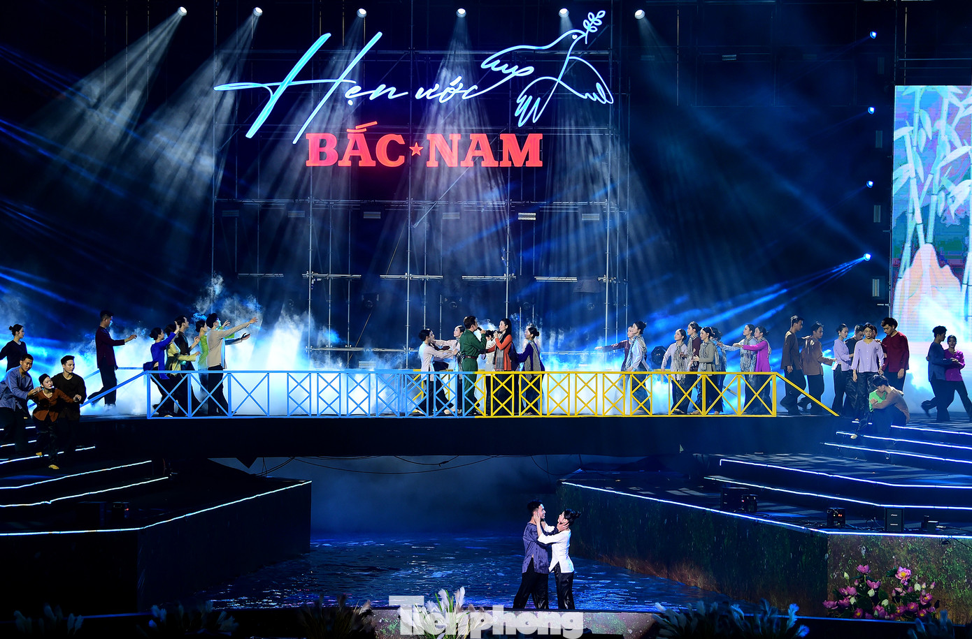 Dự chương trình có ông Nguyễn Trọng Nghĩa - Ủy viên Bộ Chính trị, Bí thư T.Ư Đảng, Trưởng Ban Tuyên giáo và Dân vận Trung ương; Đại tướng Phan Văn Giang – Ủy viên Bộ Chính trị, Bộ trưởng Bộ Quốc phòng; Thượng tướng Trịnh Văn Quyết - Bí thư T.Ư Đảng, Chủ nhiệm Tổng cục Chính trị QĐND Việt Nam; ông Mai Văn Chính – Ủy viên T.Ư Đảng, Phó Thủ tướng Chính phủ; Thượng tướng Trần Quang Phương – Ủy viên T.Ư Đảng, Phó Chủ tịch Quốc hội.