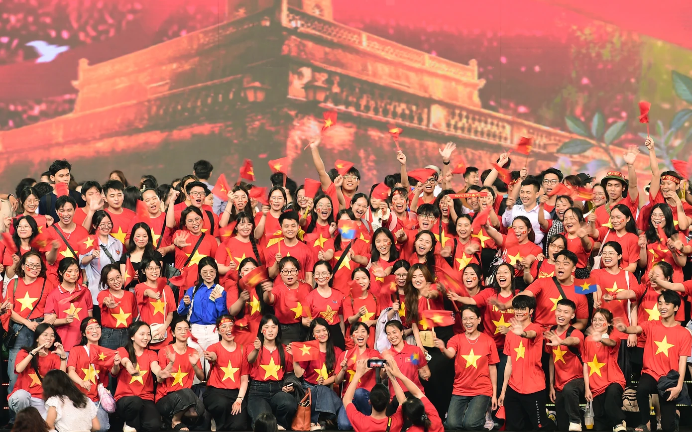 Người trẻ thể hiện tinh thần tự hào và tình yêu Tổ quốc theo nhiều cách riêng, ý nghĩa. (Trong ảnh, các bạn trẻ tham dự chương trình chính luận nghệ thuật Hẹn ước Bắc - Nam). Ảnh: Xuân Tùng