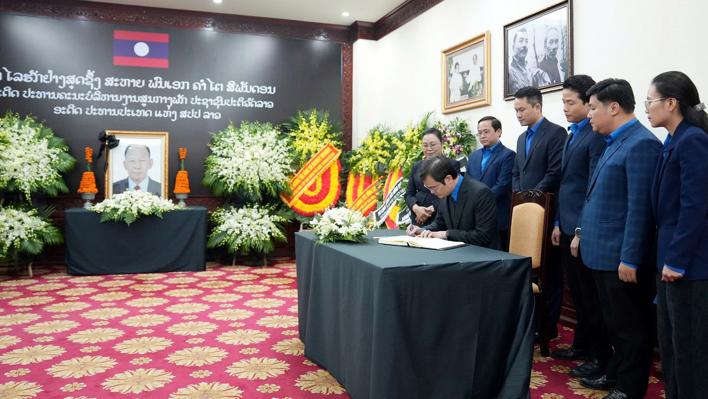 Bí thư thứ nhất Trung ương Đoàn Bùi Quang Huy ghi sổ tang tưởng niệm đồng chí Khamtay Siphandone. Ảnh: Hoàng Mạnh Thắng Bí thư thứ nhất Trung ương Đoàn Bùi Quang Huy ghi sổ tang tưởng niệm đồng chí Khamtay Siphandone. Ảnh: Hoàng Mạnh Thắng