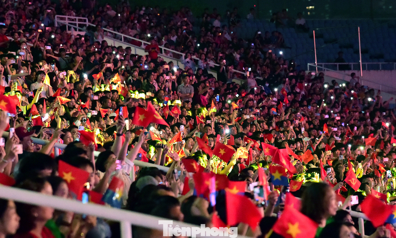 Hàng nghìn khán giả theo dõi chương trình nghệ thuật chính luận Hẹn ước Bắc - Nam được sống trong không khí hào hùng.