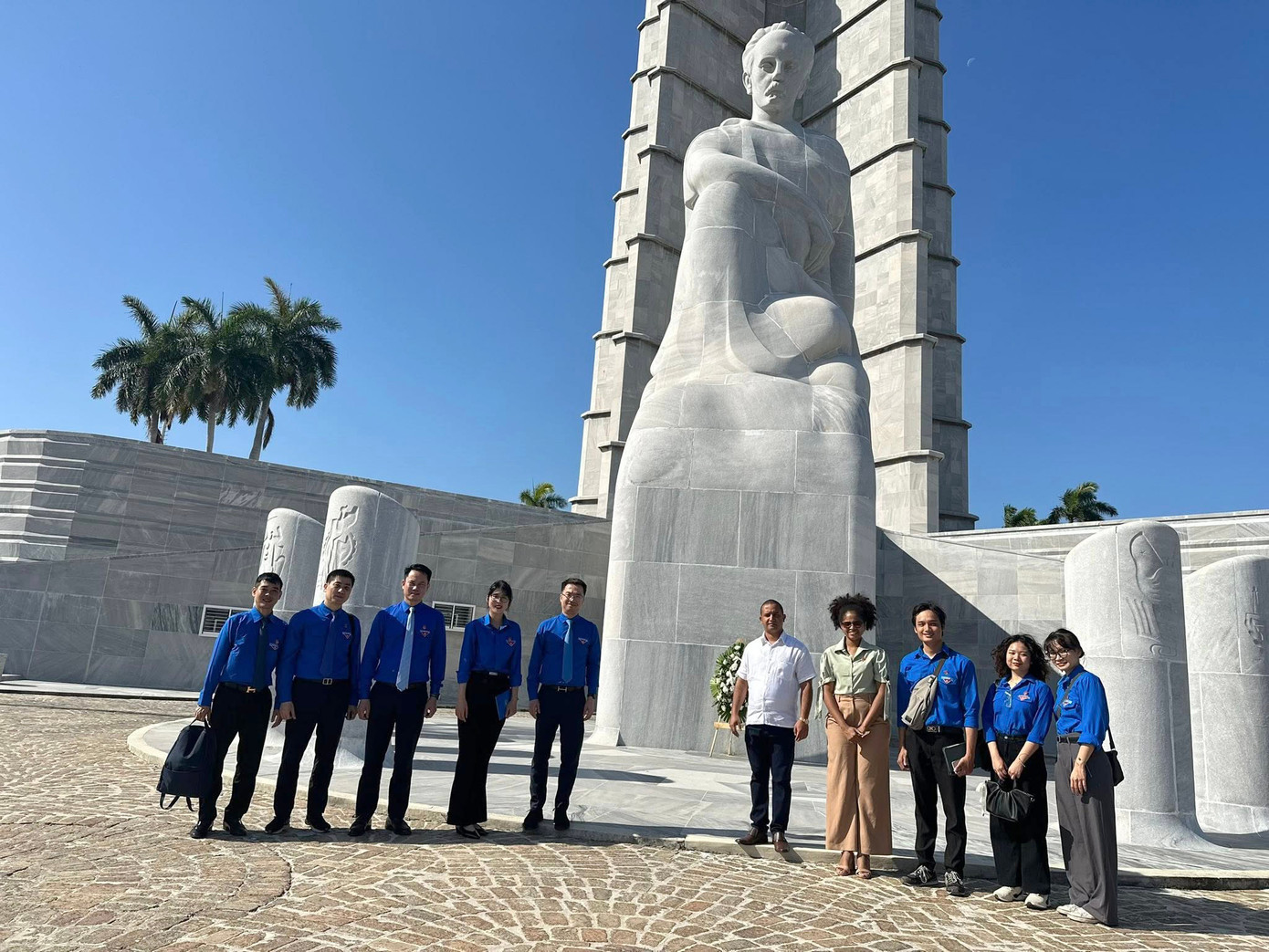 Đoàn đại biểu T.Ư Đoàn TNCS Hồ Chí Minh dâng hoa tại tượng đài Anh hùng dân tộc Cuba José Martí. Ảnh: T.Ư Đoàn