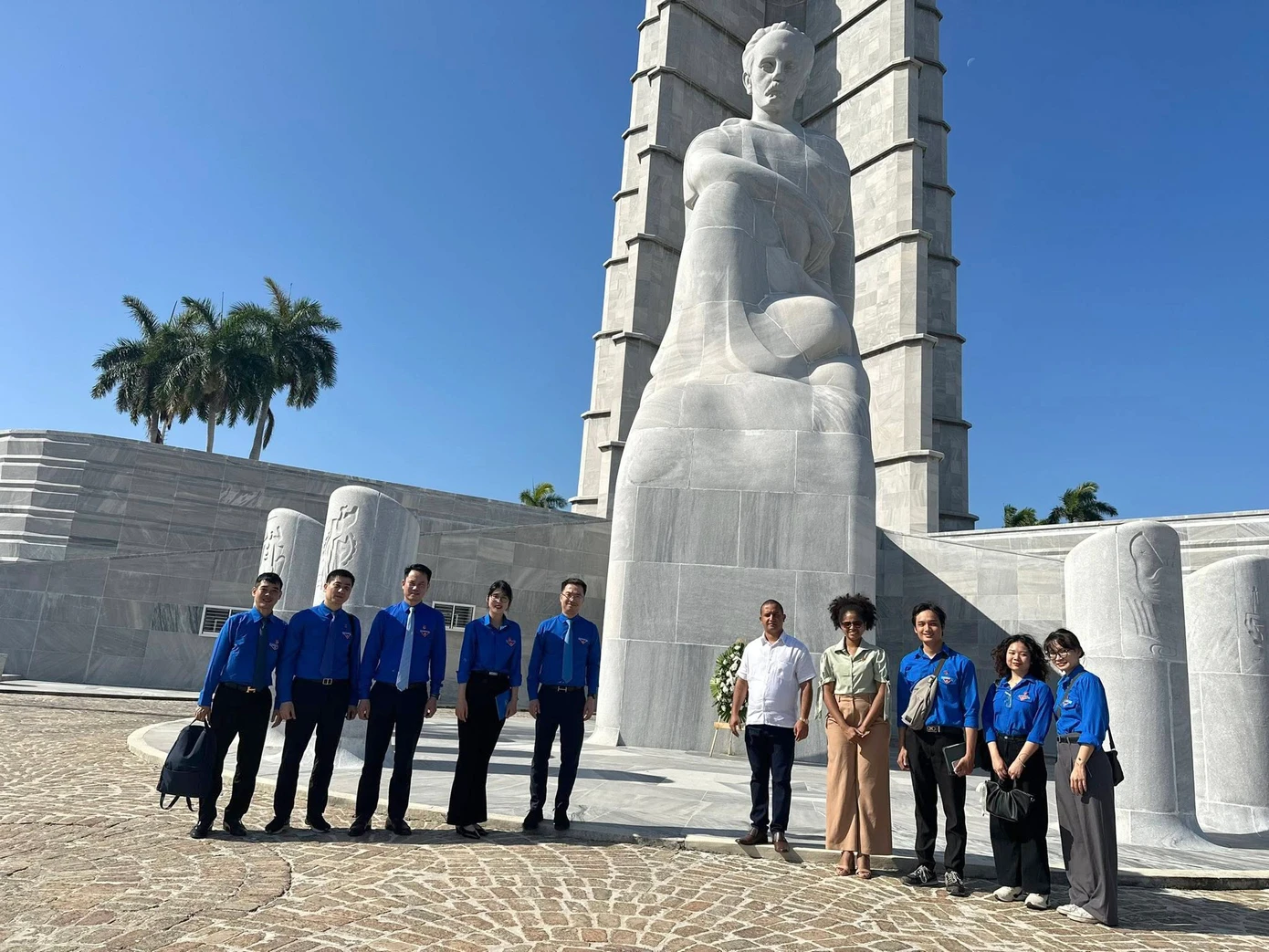 Đoàn đại biểu T.Ư Đoàn TNCS Hồ Chí Minh dâng hoa tại tượng đài Anh hùng dân tộc Cuba José Martí. Ảnh: T.Ư Đoàn Đoàn đại biểu T.Ư Đoàn TNCS Hồ Chí Minh dâng hoa tại tượng đài Anh hùng dân tộc Cuba José Martí. Ảnh: T.Ư Đoàn