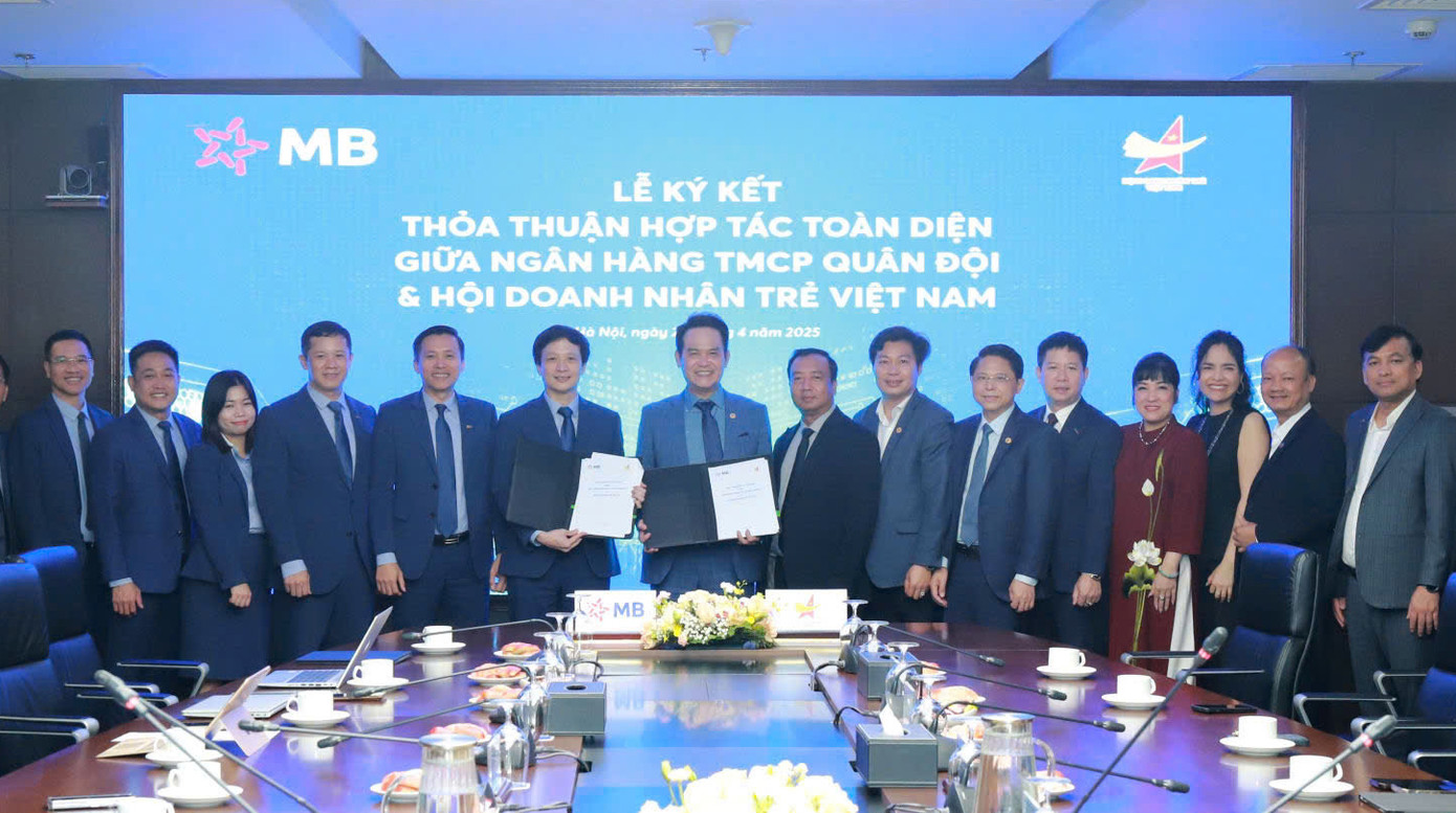 Chủ tịch Hội Doanh nhân trẻ Việt Nam Đặng Hồng Anh và Tổng Giám đốc MB Phạm Như Ánh ký kết hợp tác giữa hai đơn vị. Ảnh: BTC