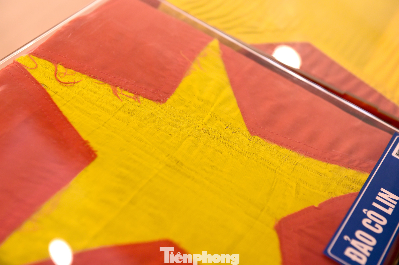 Bên cạnh việc có thể ghi nhớ về tên các điểm đảo thân yêu - một phần “máu thịt” của Tổ quốc, người xem có thể cảm nhận được thêm nắng, gió, và sóng khắc nghiệt nơi đảo tiền tiêu hằn in lên những lá cờ. Ảnh: Xuân Tùng