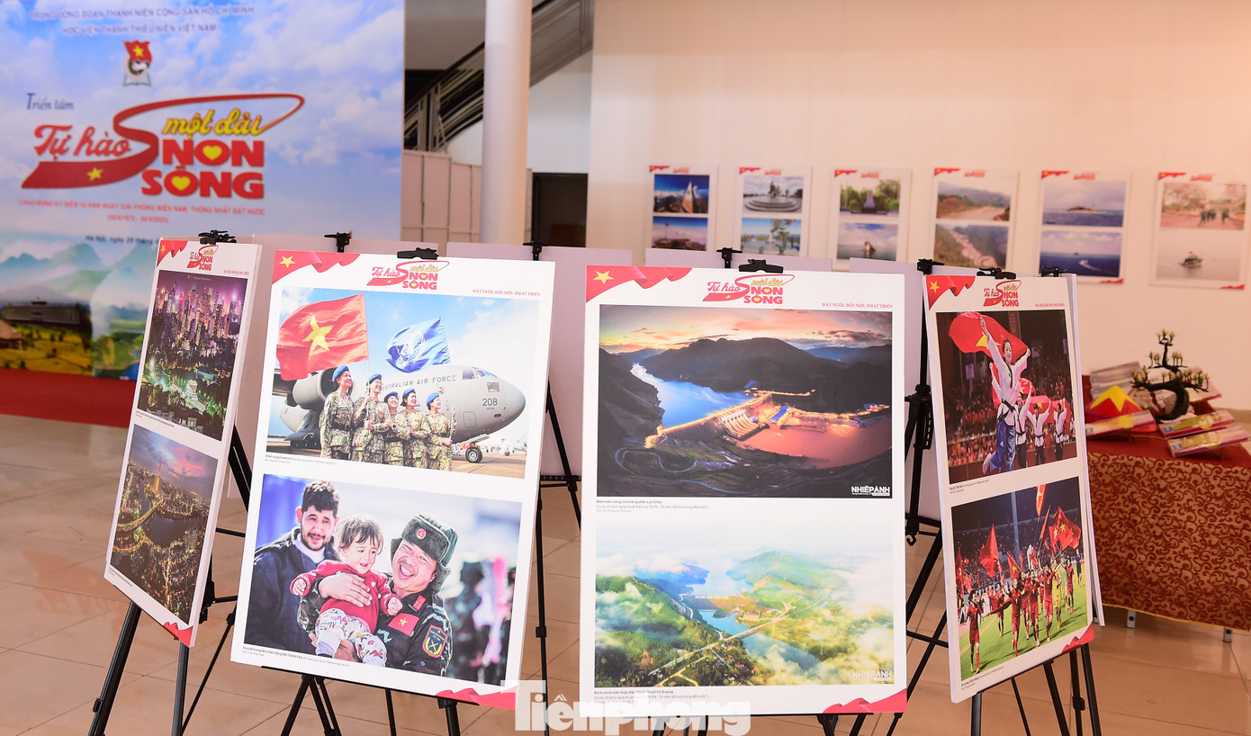 Đến với triển lãm, người xem có dịp ôn lại lịch sử đấu tranh cách mạng của Nhân dân Việt Nam từ khi Đảng Cộng sản Việt Nam ra đời năm 1930 cho đến Chiến dịch Hồ Chí Minh toàn thắng ngày 30/4/1975. Cùng cảm nhận đất nước, con người Việt Nam thời kỳ hội nhập, đặc biệt phản ánh thành tựu của đất nước sau gần 40 năm đổi mới; các giá trị lịch sử - văn hóa - con người, vẻ đẹp của phong cảnh thiên nhiên, các điểm cực Đông, Tây, Nam, Bắc của Việt Nam.