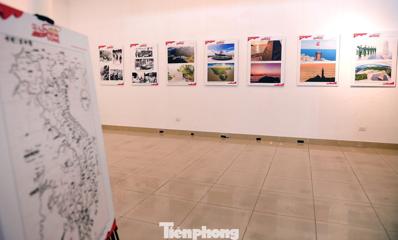 Tham quan những hình ảnh sống động, phản ánh chân thực mọi mặt hoạt động, đời sống của cán bộ, chiến sĩ, nhân dân trên quần đảo Trường Sa, Nhà giàn DK1, các lực lượng đang ngày đêm canh giữ chủ quyền biển, đảo, thềm lục địa thiêng liêng của Tổ quốc.