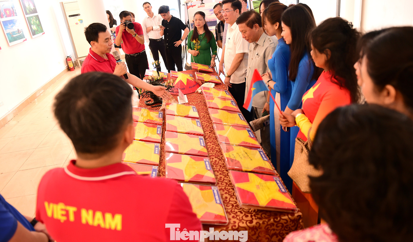 Tăng cường giáo dục lý tưởng cộng sản, lòng yêu nước cho thanh niên. Trong ảnh, đại biểu tham quan Triển lãm "Tự hào một dải non sông". Ảnh: Xuân Tùng Tăng cường giáo dục lý tưởng cộng sản, lòng yêu nước cho thanh niên. Trong ảnh, đại biểu tham quan Triển lãm "Tự hào một dải non sông". Ảnh: Xuân Tùng