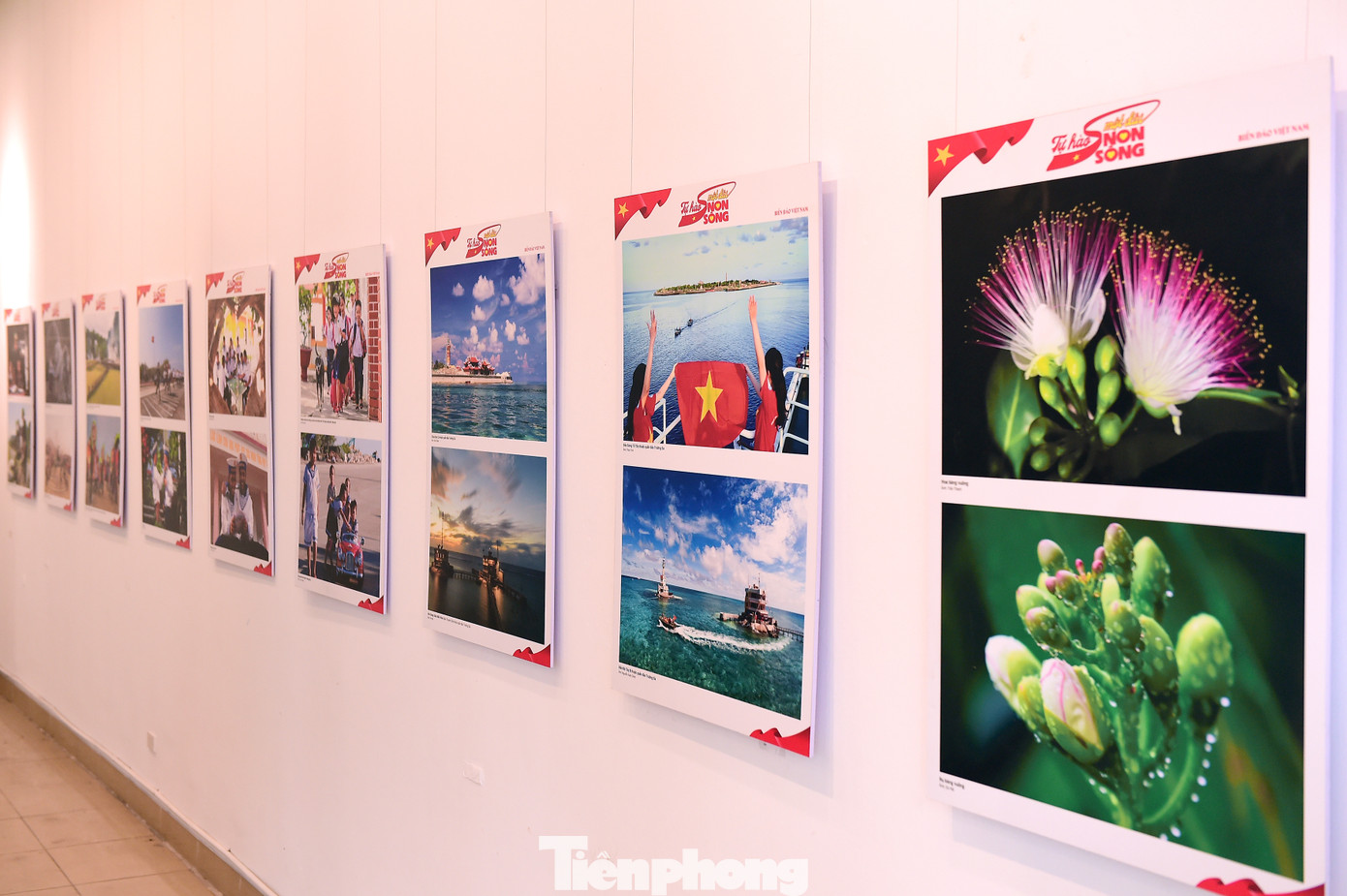 Người xem được tiếp cận tư liệu, hình ảnh là những bằng chứng lịch sử và cơ sở pháp lý chứng minh chủ quyền của Việt Nam đối với hai quần đảo Hoàng Sa và Trường Sa trên biển Đông. Ảnh: Xuân Tùng