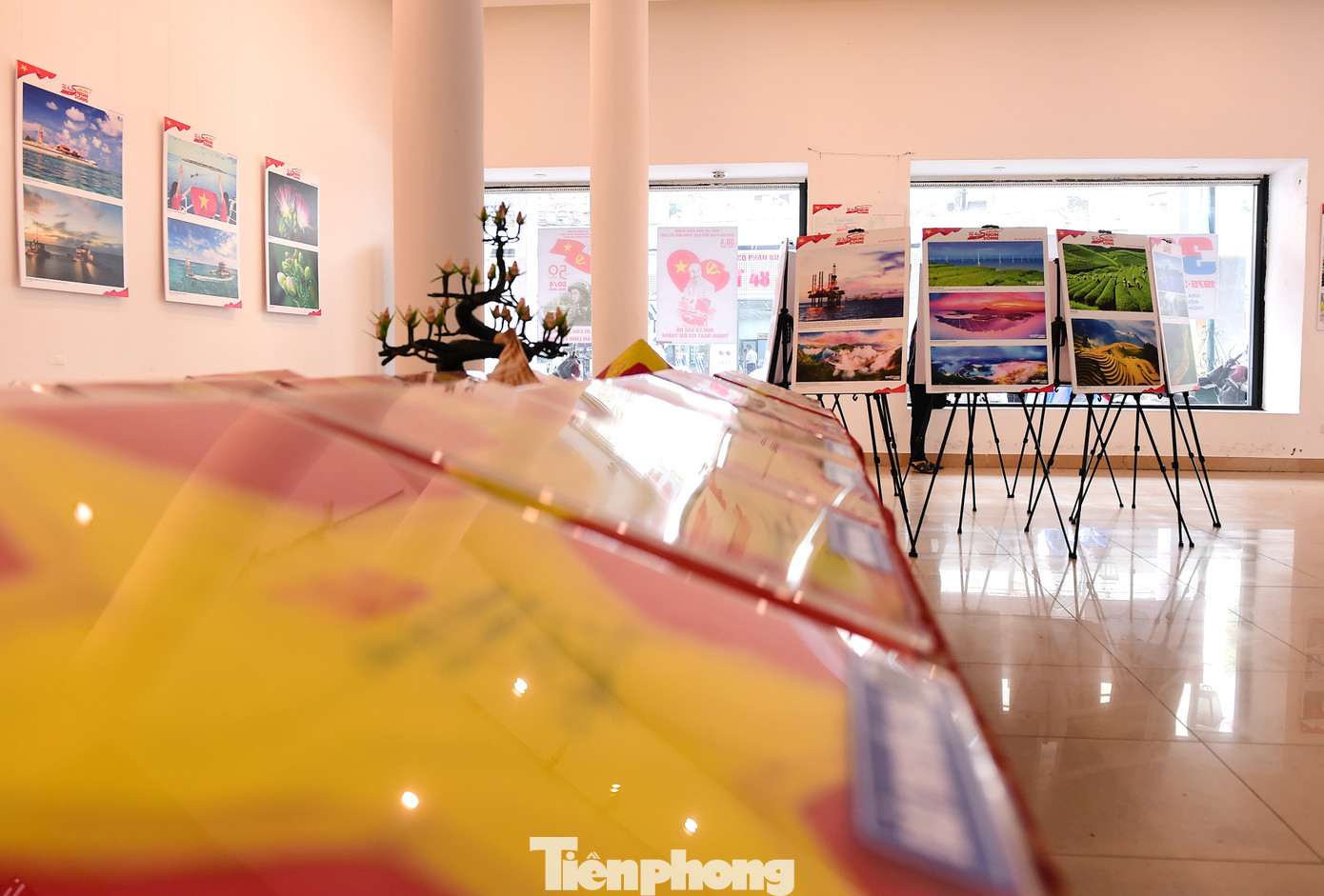 Triển lãm giới thiệu 6 chủ đề, gồm: Những bằng chứng lịch sử, pháp lý khẳng định Hoàng Sa, Trường Sa là của Việt Nam; Khát vọng độc lập, thống nhất non sông; Biên cương Tổ quốc; Biển đảo Việt Nam; Đất nước đổi mới, phát triển; Cuộc vận động “Tự hào một dải non sông”. Ảnh: Xuân Tùng