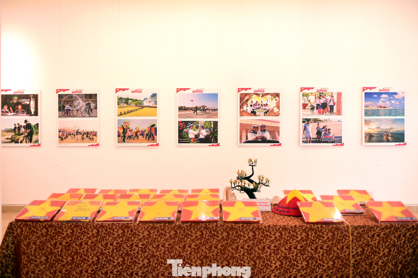 Cờ Tổ quốc làm nhiệm vụ ở Trường Sa và những vỏ ốc... là một số hiện vật trong số gần 200 hình ảnh, tài liệu hiện vật được trưng bày giới thiệu trong triển lãm “Tự hào một dải non sông”. Ảnh: Xuân Tùng