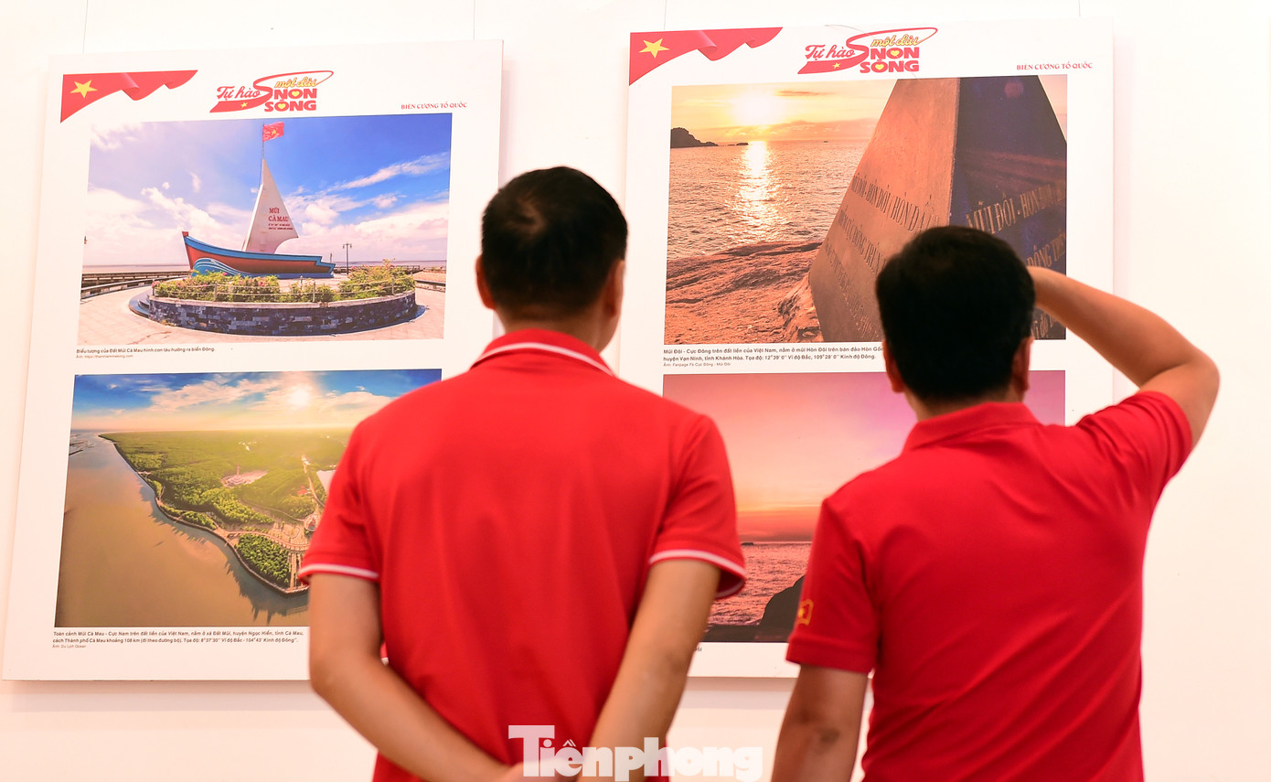 Đại diện Ban Tổ chức cho biết, triển lãm “Tự hào một dải non sông” với 200 hình ảnh, tài liệu hiện vật được lựa chọn trưng bày, nhằm giới thiệu, tuyên truyền, giáo dục về truyền thống lịch sử, văn hóa của dân tộc đến với cộng đồng, nhất là các bạn trẻ.