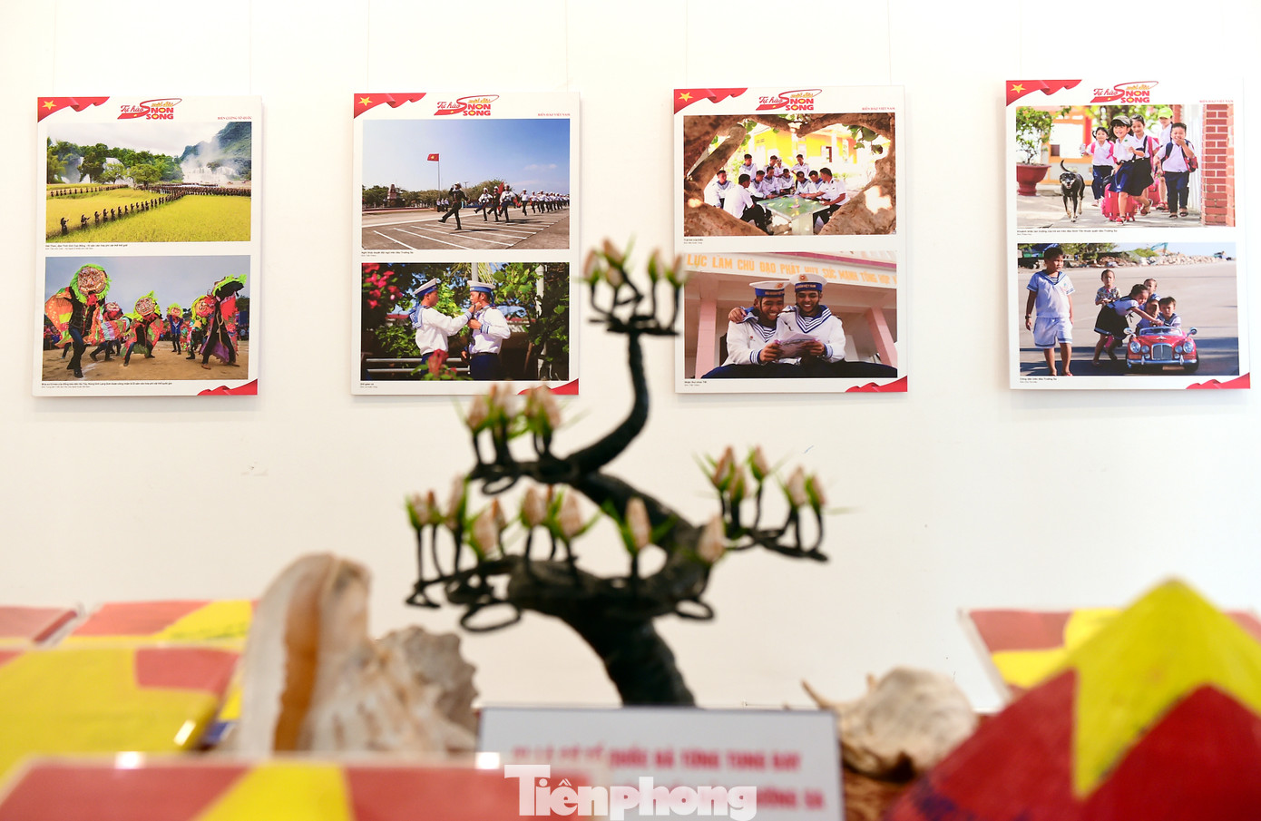 Cờ Tổ quốc làm nhiệm vụ ở Trường Sa và những vỏ ốc... là một số hiện vật trong số gần 200 hình ảnh, tài liệu hiện vật được trưng bày giới thiệu trong triển lãm “Tự hào một dải non sông”. Ảnh: Xuân Tùng