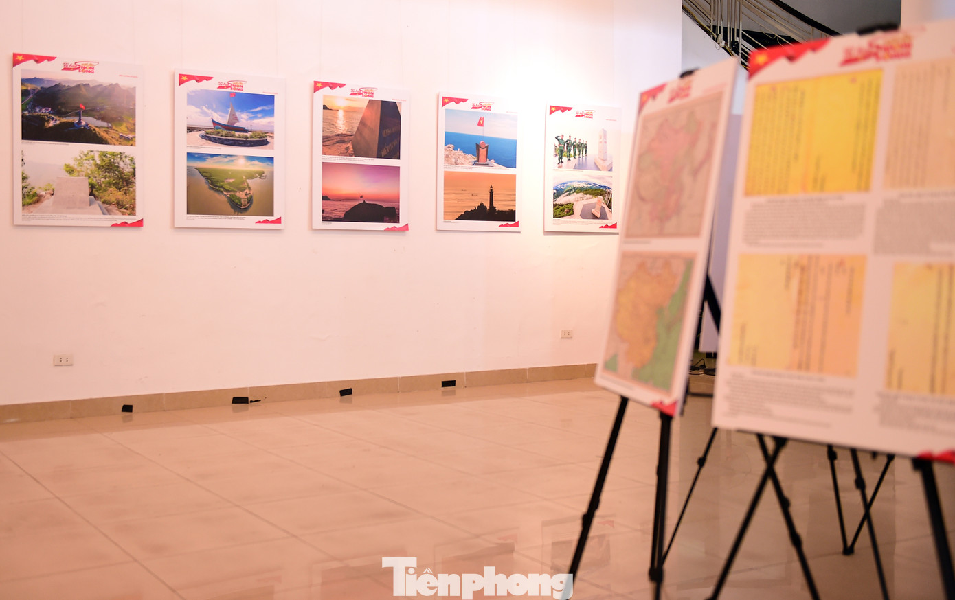 Tham quan những hình ảnh sống động, phản ánh chân thực mọi mặt hoạt động, đời sống của cán bộ, chiến sĩ, nhân dân trên quần đảo Trường Sa, Nhà giàn DK1, các lực lượng đang ngày đêm canh giữ chủ quyền biển, đảo, thềm lục địa thiêng liêng của Tổ quốc.