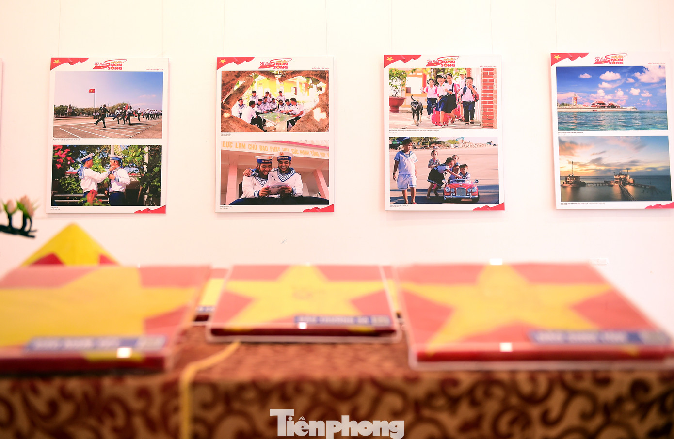 Cờ Tổ quốc làm nhiệm vụ ở Trường Sa và những vỏ ốc... là một số hiện vật trong số gần 200 hình ảnh, tài liệu hiện vật được trưng bày giới thiệu trong triển lãm “Tự hào một dải non sông”. Ảnh: Xuân Tùng