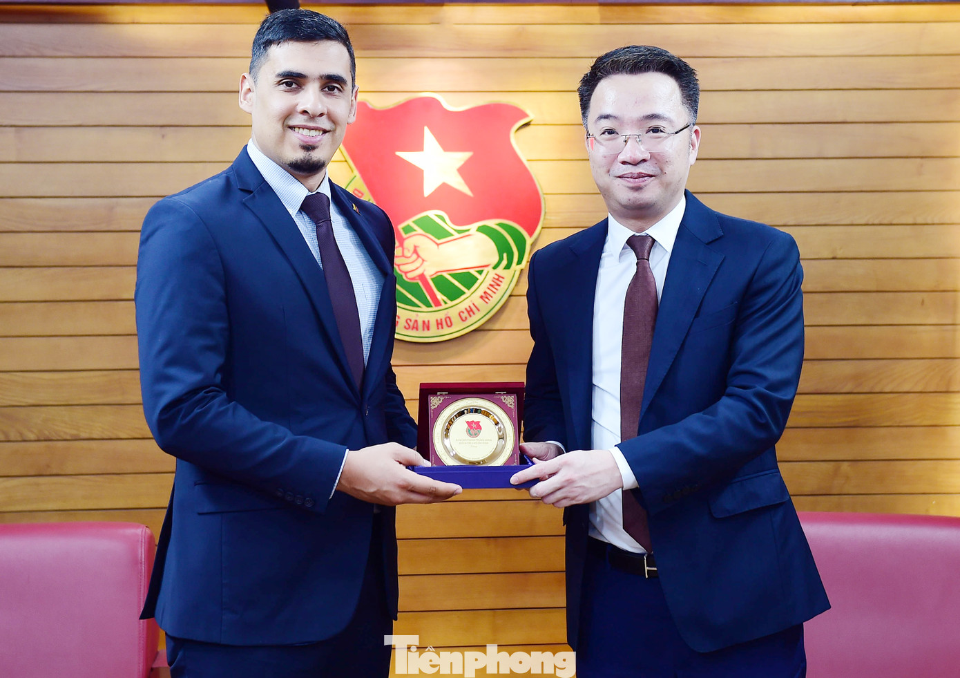 Bí thư T.Ư Đoàn Nguyễn Tường Lâm tặng quà lưu niệm Đại sứ Juan Carlos Fernandes Juarez. Ảnh: Xuân Tùng Bí thư T.Ư Đoàn Nguyễn Tường Lâm tặng quà lưu niệm Đại sứ Juan Carlos Fernandes Juarez. Ảnh: Xuân Tùng