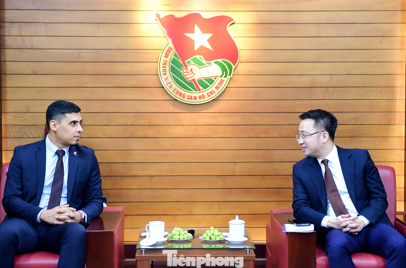 Bí thư T.Ư Đoàn Nguyễn Tường Lâm và Đại sứ Juan Carlos Fernandes Juarez tại buổi tiếp xã giao. Ảnh: Hoàng Mạnh Thắng Bí thư T.Ư Đoàn Nguyễn Tường Lâm và Đại sứ Juan Carlos Fernandes Juarez tại buổi tiếp xã giao. Ảnh: Hoàng Mạnh Thắng