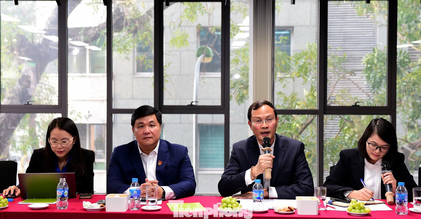 Anh Bùi Tuấn Nghĩa - Giám đốc Nhà Xuất bản Kim Đồng đã thông tin khái quát về lịch sử gần 70 năm xây dựng và phát triển của đơn vị. Đồng thời, chia sẻ nhiều hoạt động tiểu biểu của đơn vị trong việc xuất bản sách và văn hóa phẩm phục vụ thiếu nhi và các bậc phụ huynh trong cả nước; làm cầu nối quảng bá văn hoá Việt Nam ra thế giới; hoạt động cộng đồng.